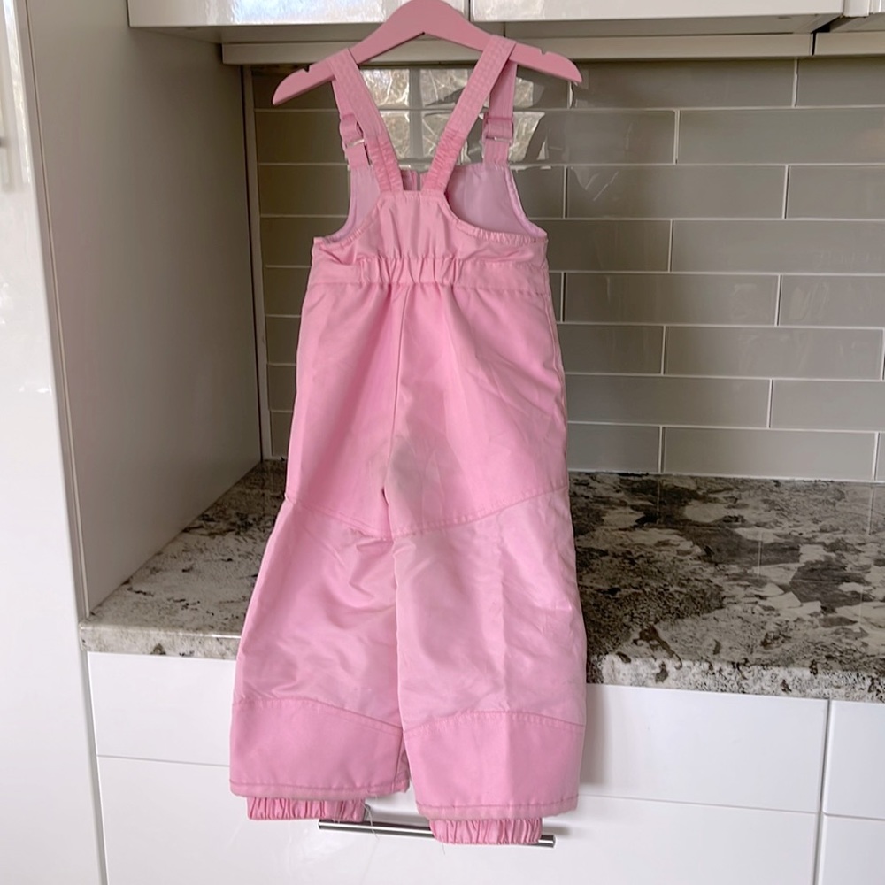 Snow bib perfect for playing in the snow. Flexible and cozy.